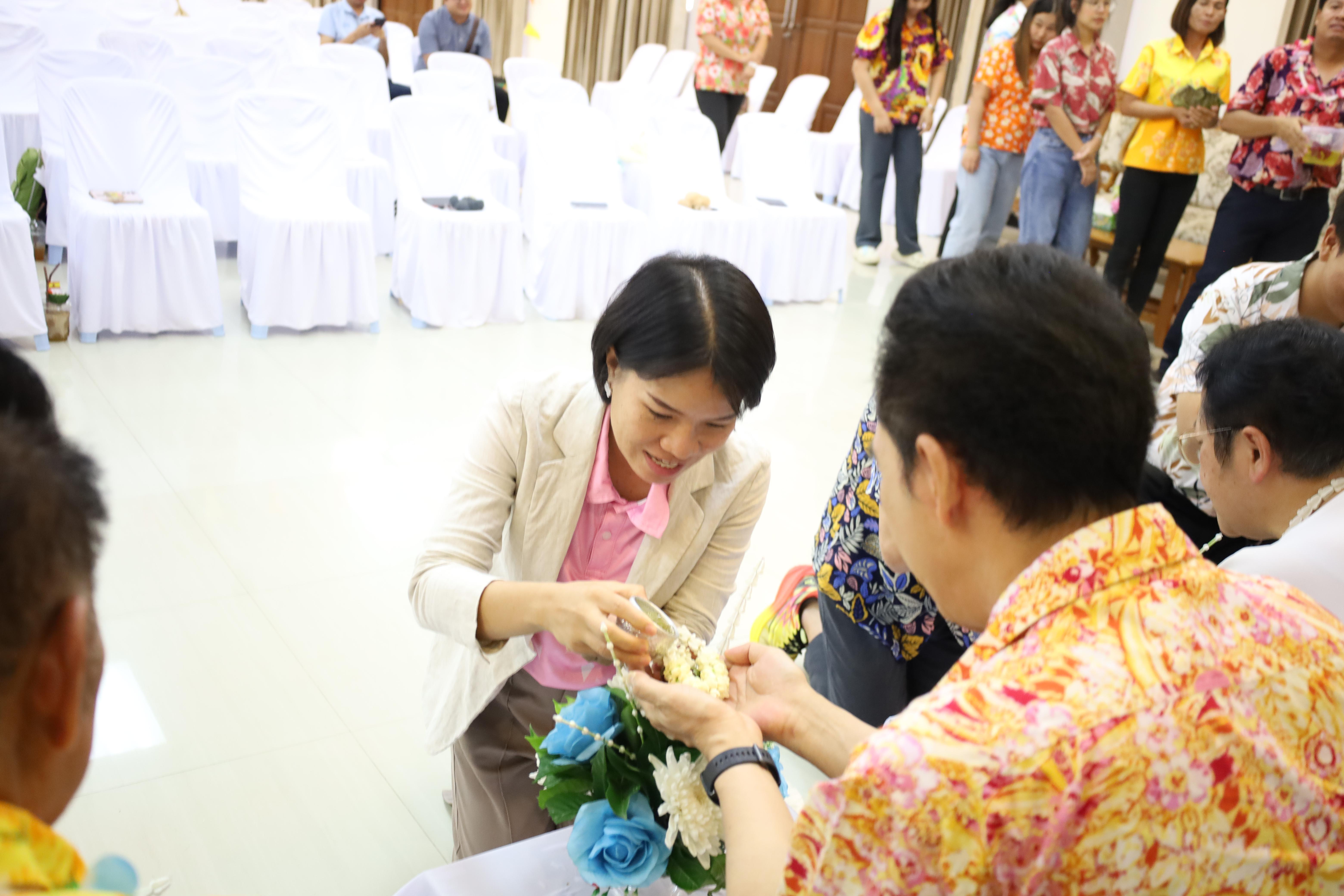 125. วันที่ 26 เมษายน 2568 สาขาการบริหารการศึกษา ได้จัดกิจกรรมรดน้ำดำหัวคณาจารย์ระดับบัณฑิตศึกษา ประจำสาขาการบริหารการศึกษา ณ ห้องประชุมครุร่มสัก 1 ชั้น 3 อาคารคณะครุศาสตร์